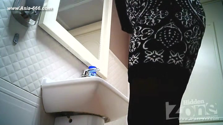 peeping blondes go to toilet.48