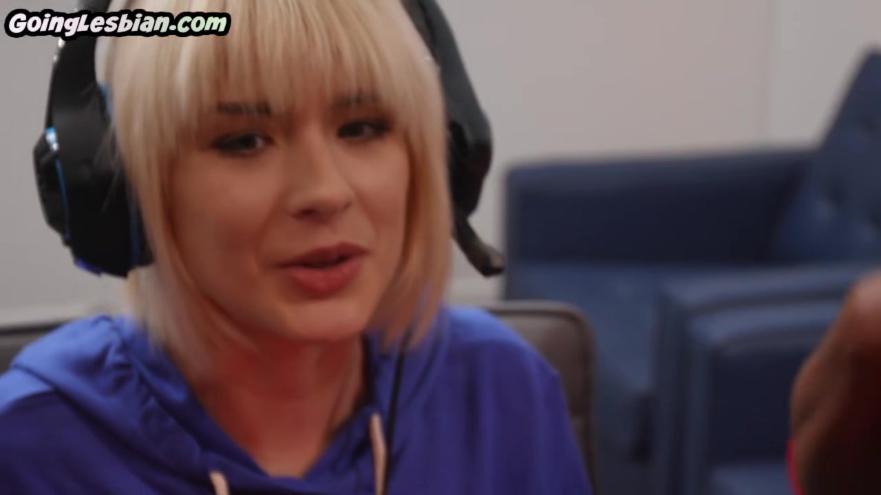 Les Ebony gamer shares double dildo with white GF on table