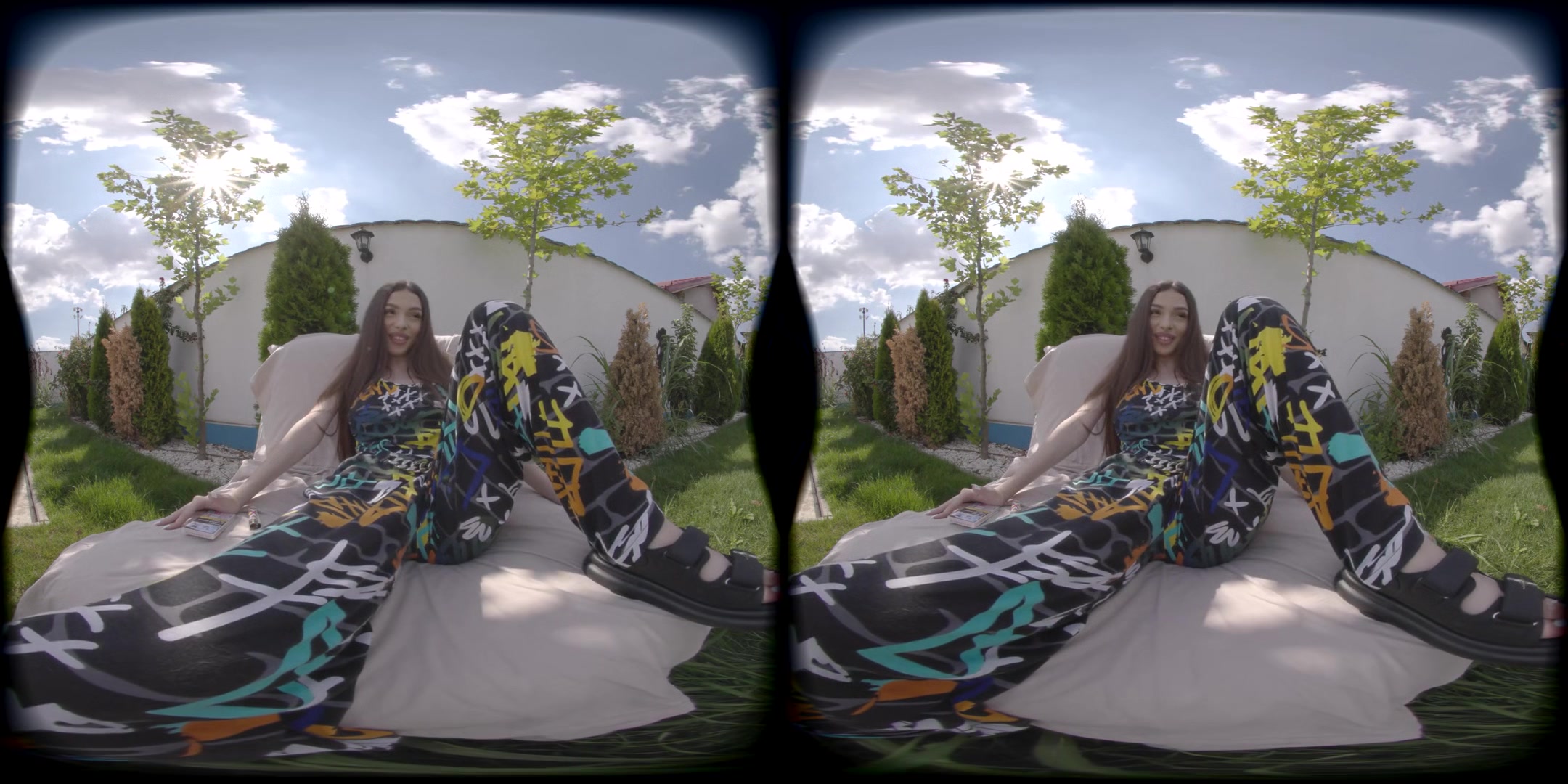 Bella Young - Outdoor Risqu\u00e9 (10.08.2024)