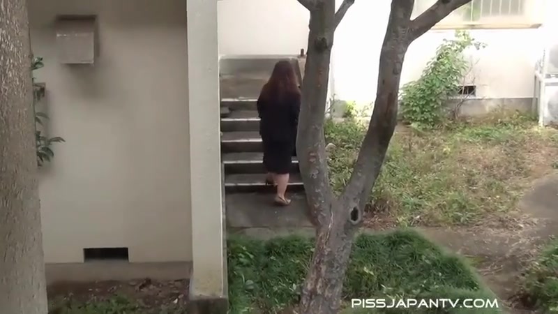Spraying On The Catwalk - PissJapanTV