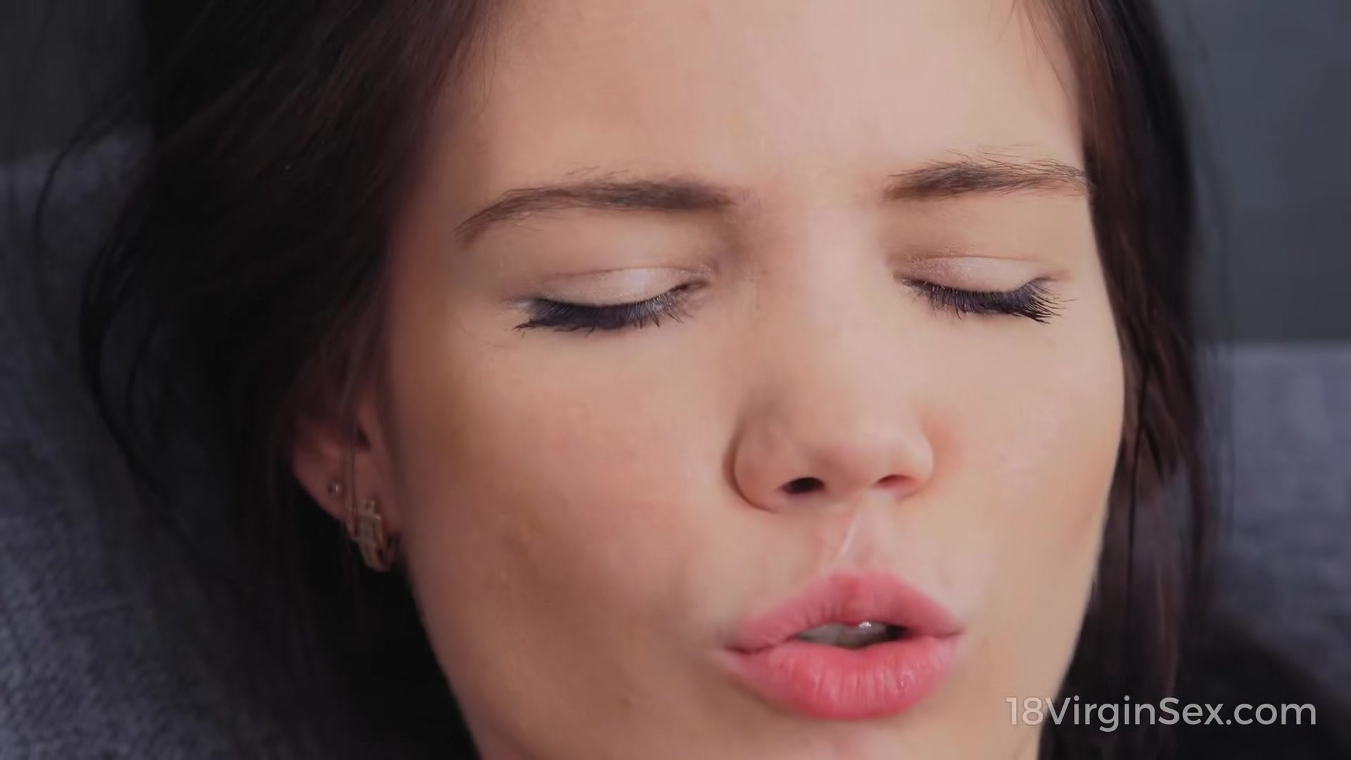 18 Virgin Sex - Playful brunette satisfies her hot pussy