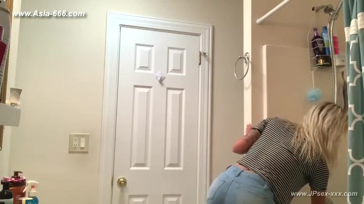 blonde girls shower.6_2