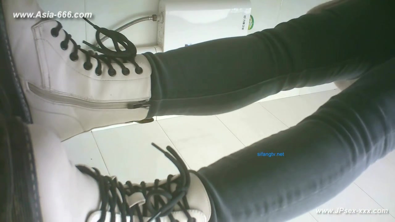 chinese girls go to toilet.***