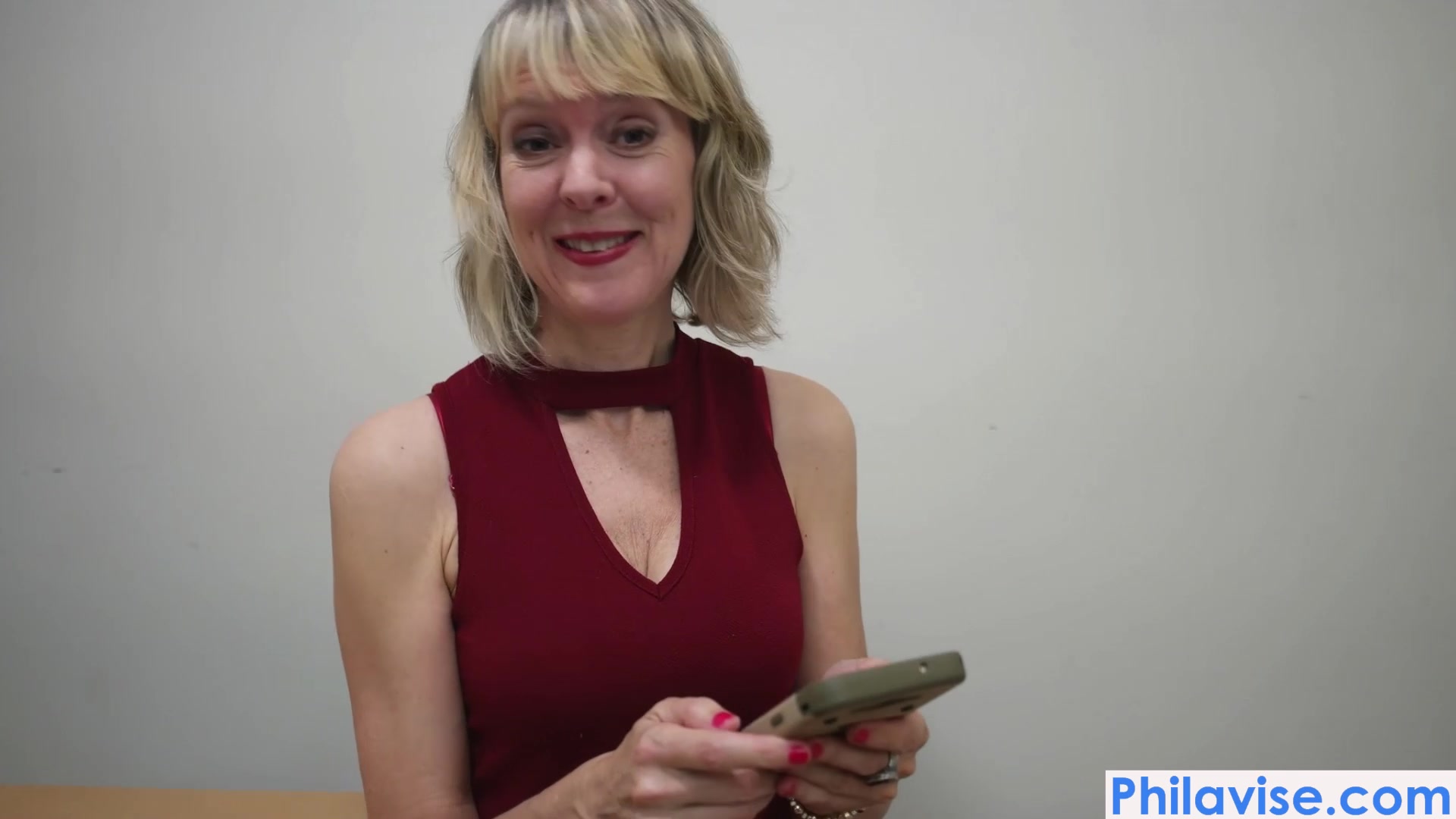 Mature cougar Jamie Foster for Philavise