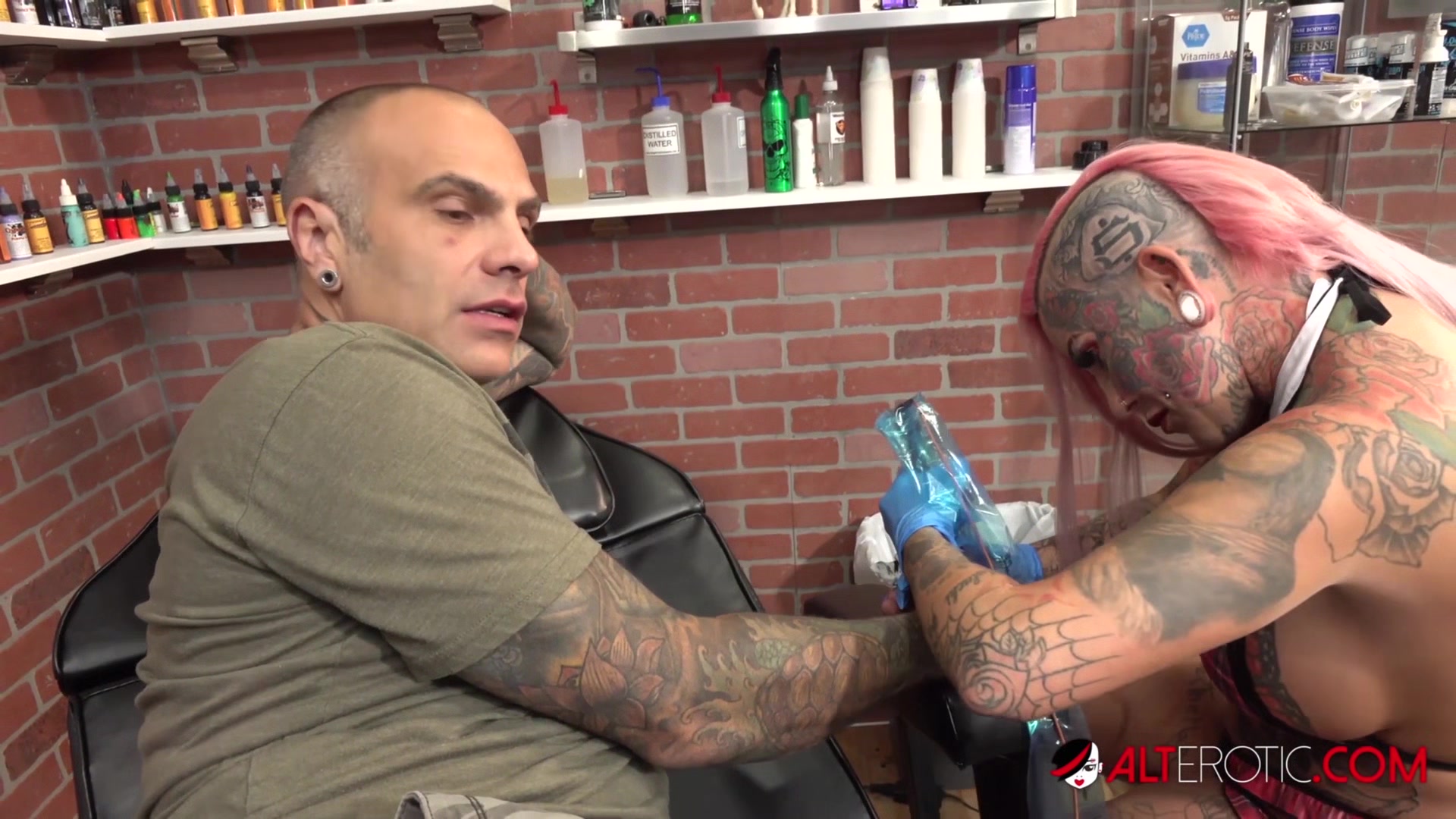 Big titty Evilyn Ink tattoos Sascha then gets fucked