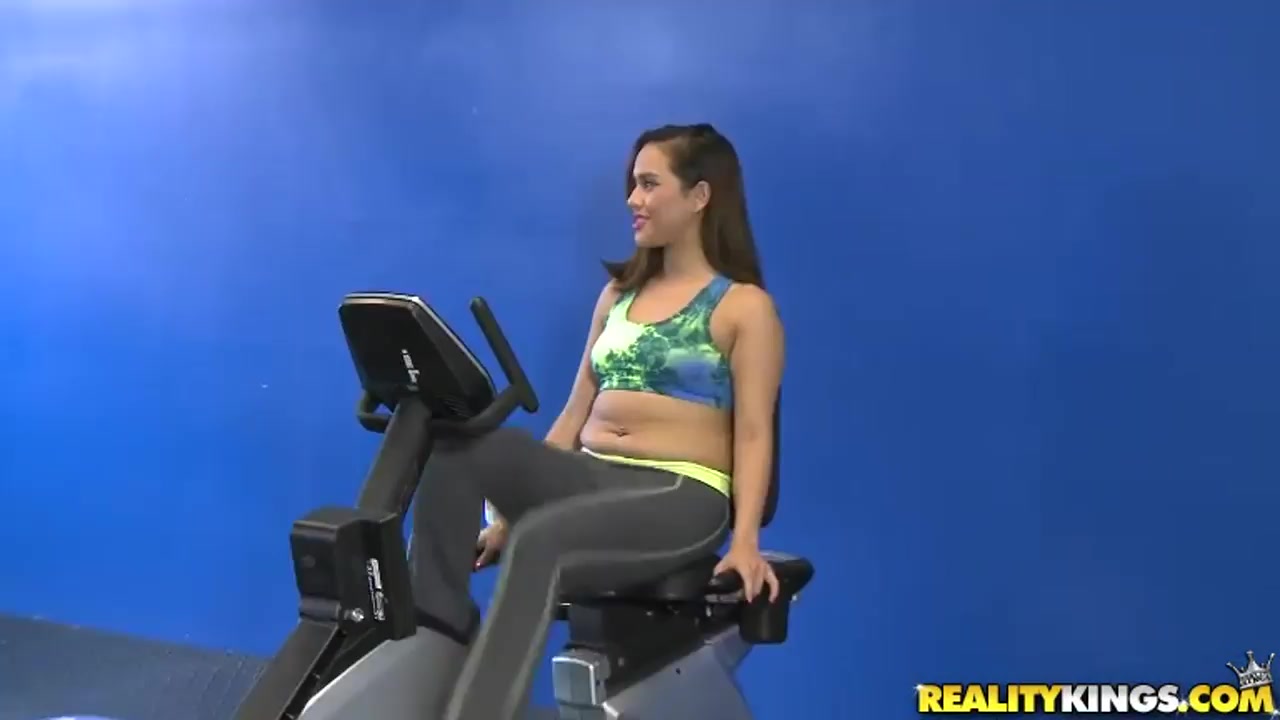 Dude seduces two hot girls to fuck in a gym