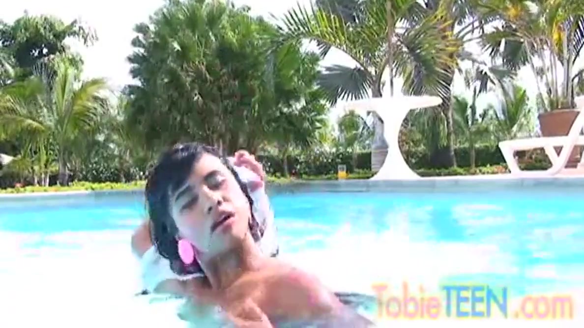 Tobie teen 18+ - Masturbates By The Pool