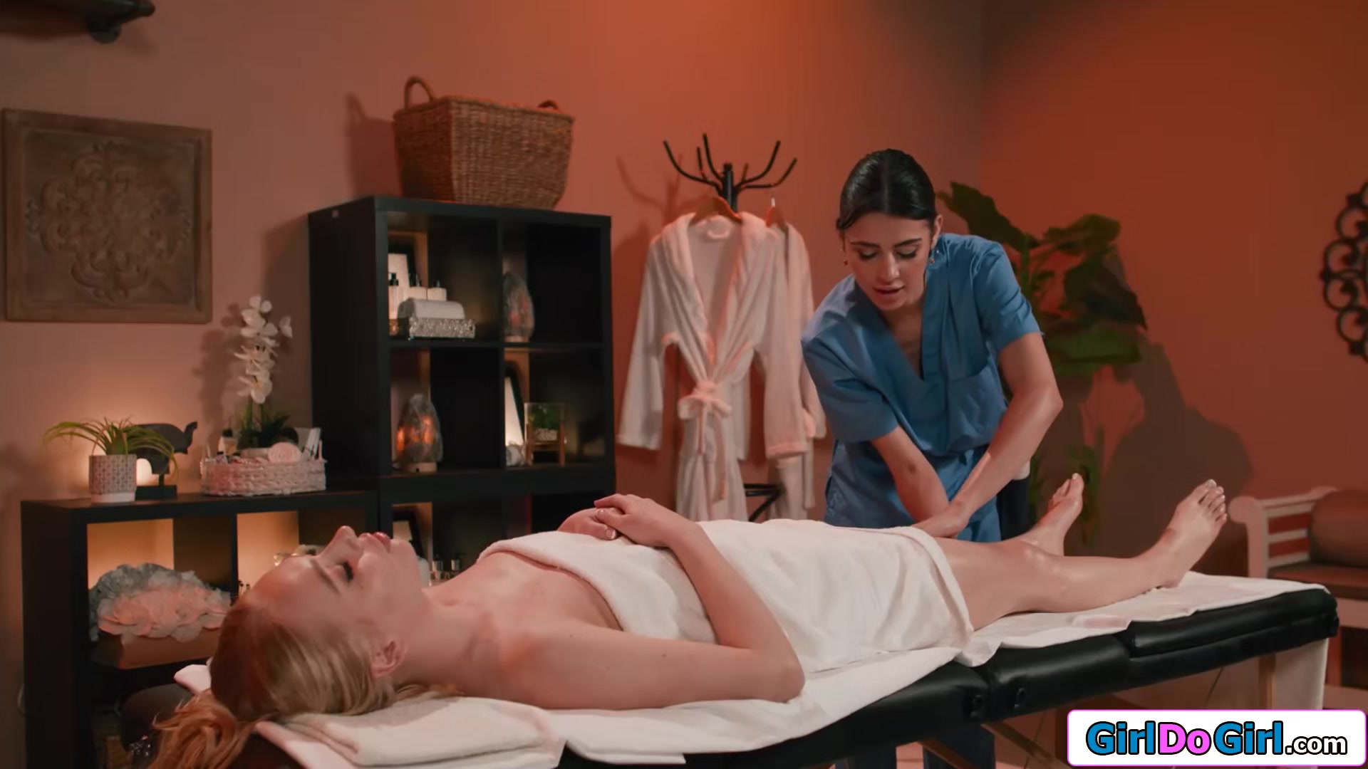 Blonde client gets a lesbian mouth to pussy massage special