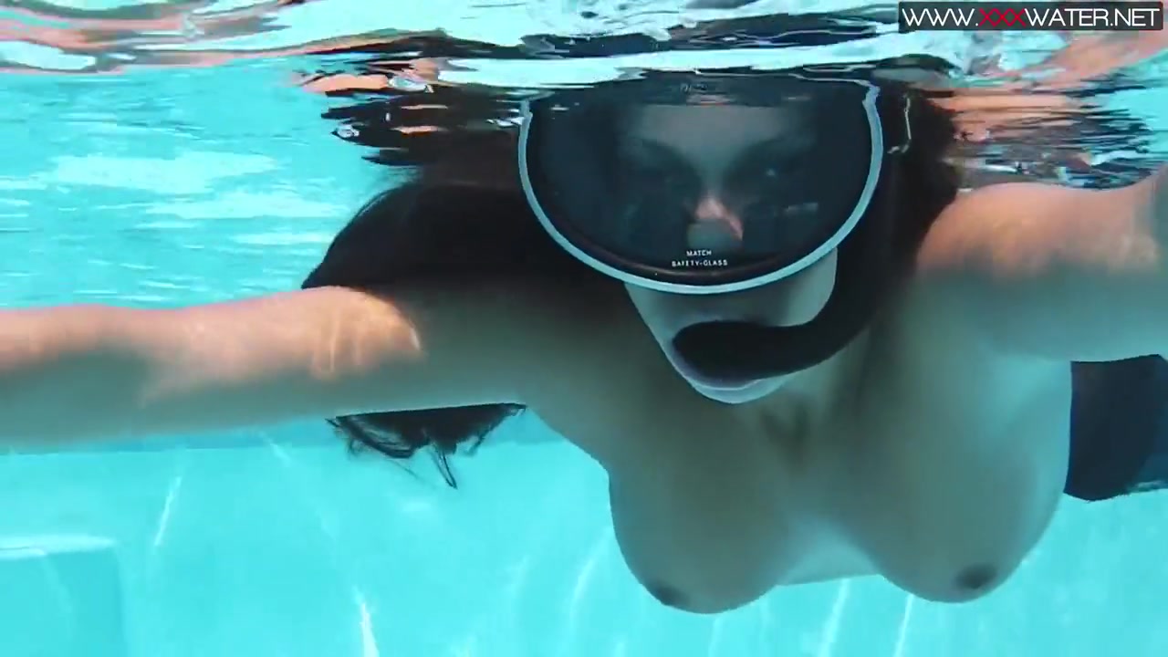 Sexy Chick Diana Kalgotkina Swims Naked In The Pool