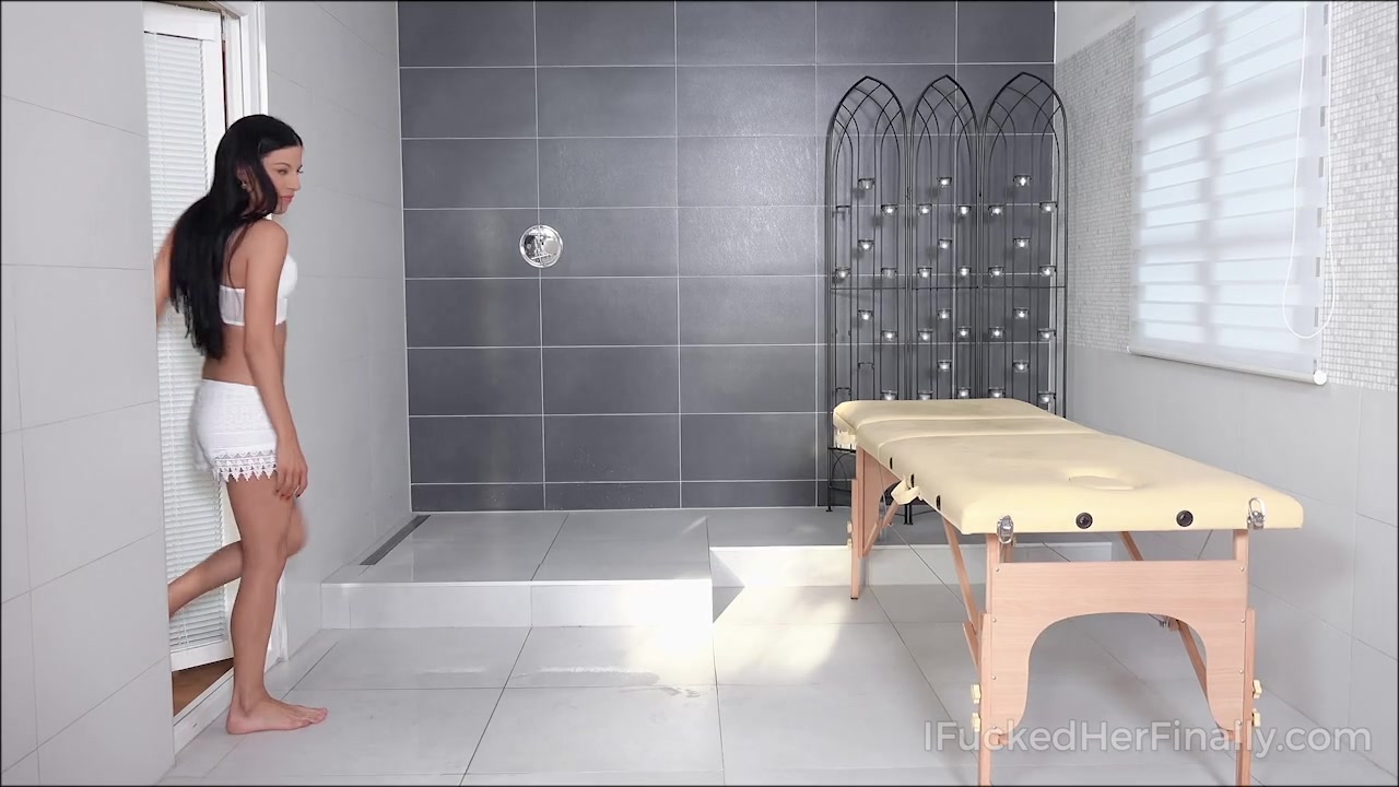 Muscular lad oils a hot smoking chick on massage table