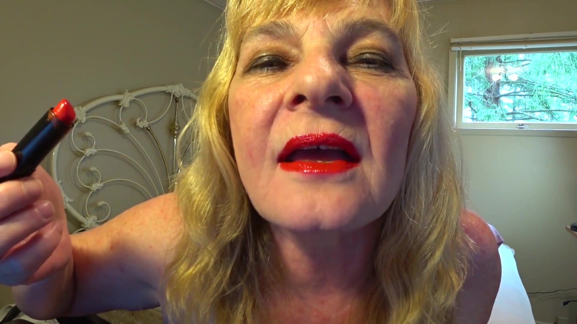 Mesmerised By My Sweet Red Lips - TacAmateurs