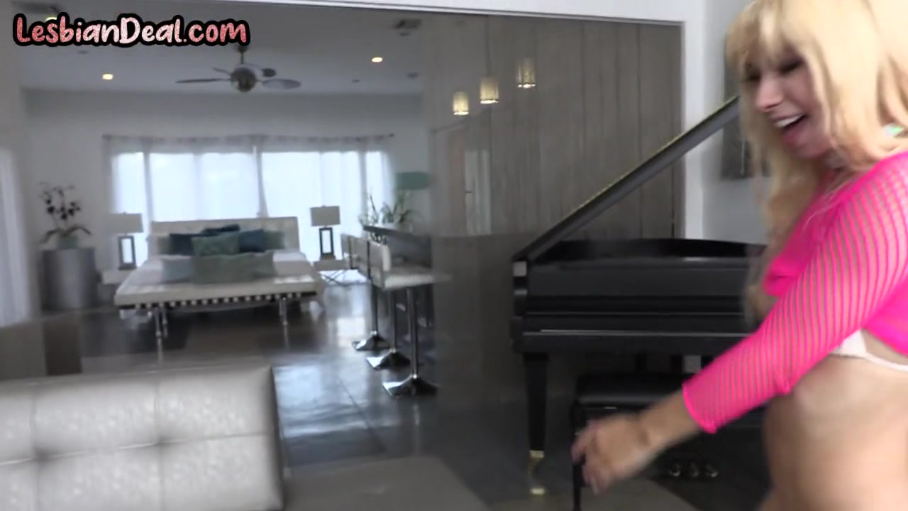 Lez bitch seduces petite lesbian slut b4 toying her pussy