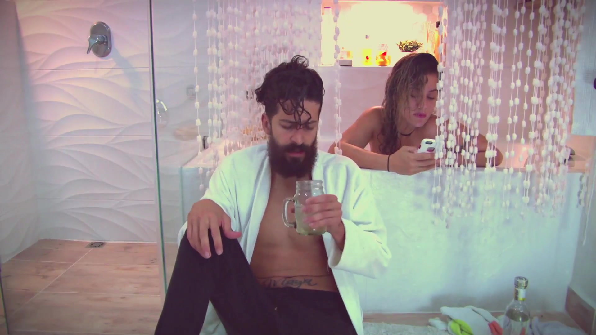 Una Ducha Luego De Las Fiestas - Sex Movies Featuring Andrea Garcia