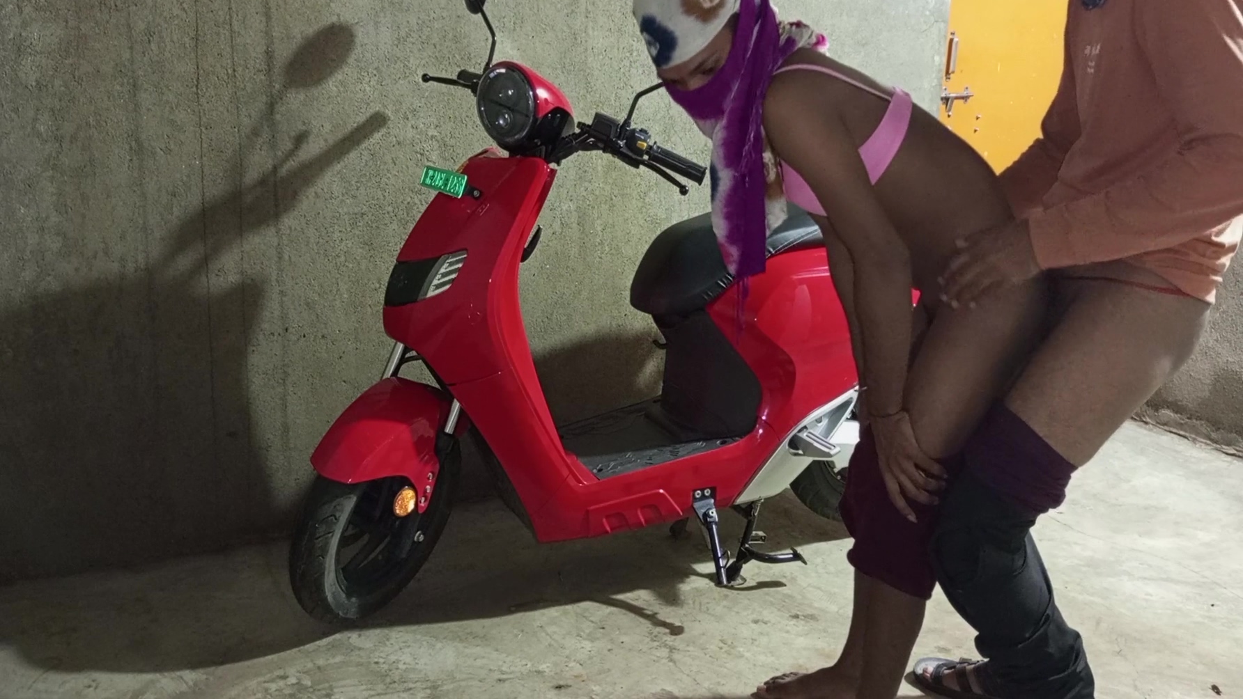 Shemale Dances On Electric Scooter In Her Own Home And Gets Her Ass Fucked By Her Boyfriend - Bhojpuri Dance - Hindi Voice