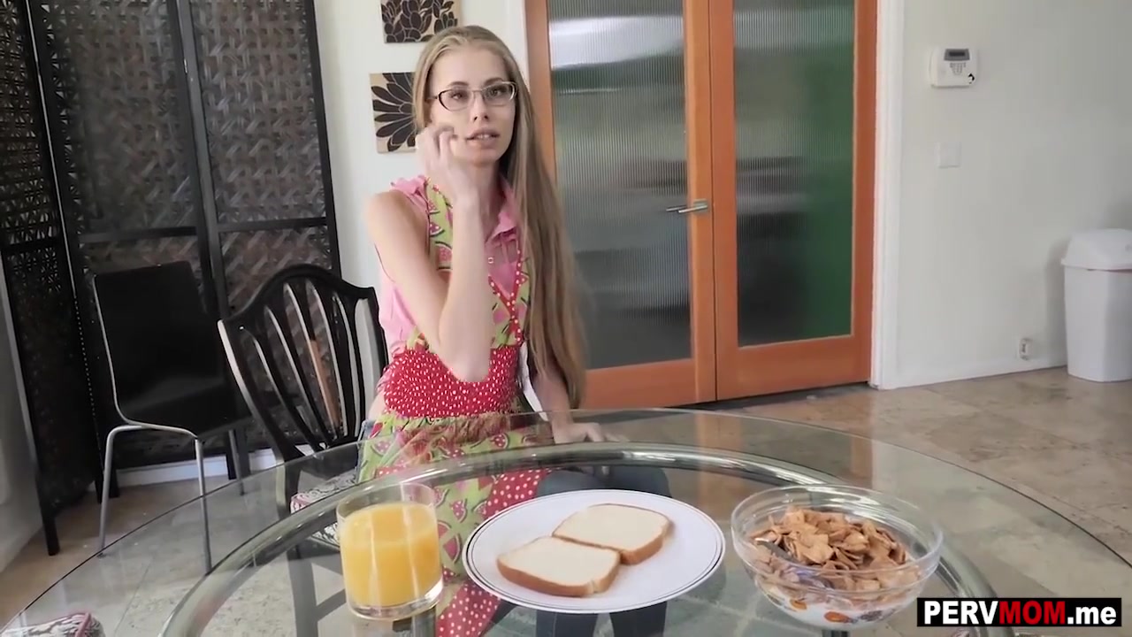 Step mom Made Me Breakfast And Sucked Me Off Before School