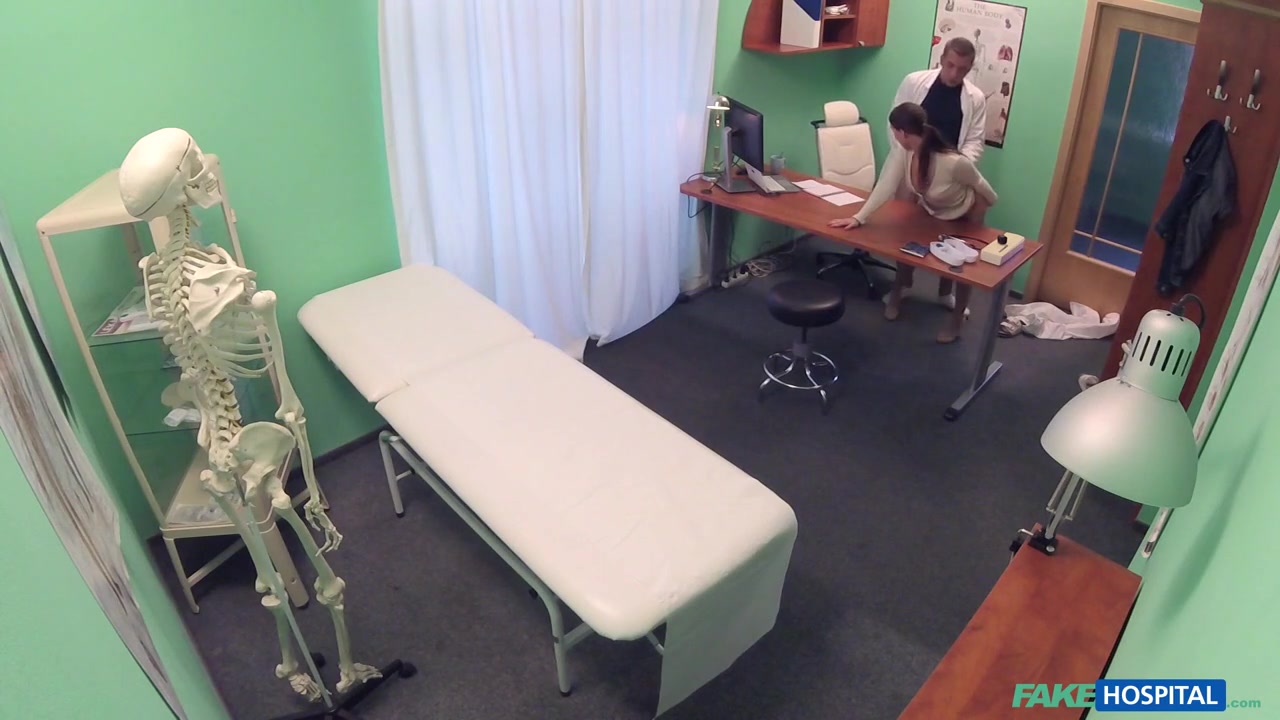 Doctor gets sexy patients pussy wet - FakeHospital