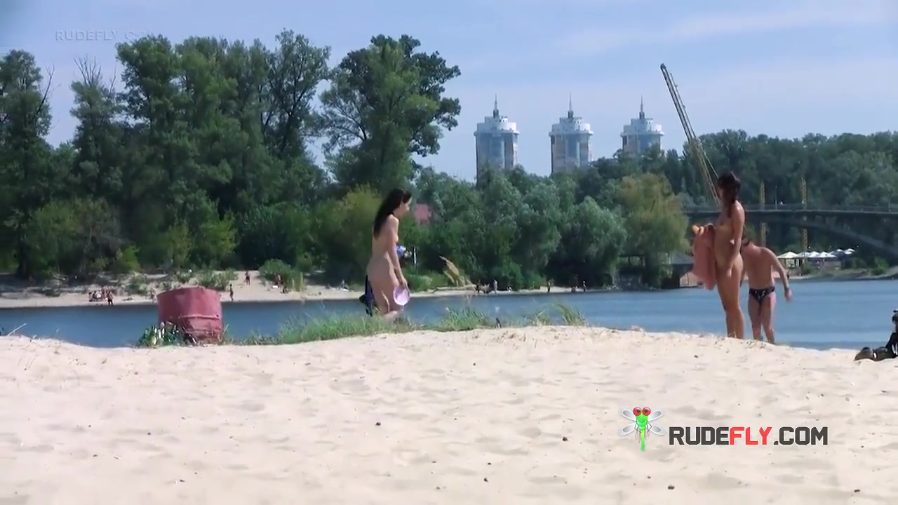 Nude Beach Girl Gets Together With Her Friends