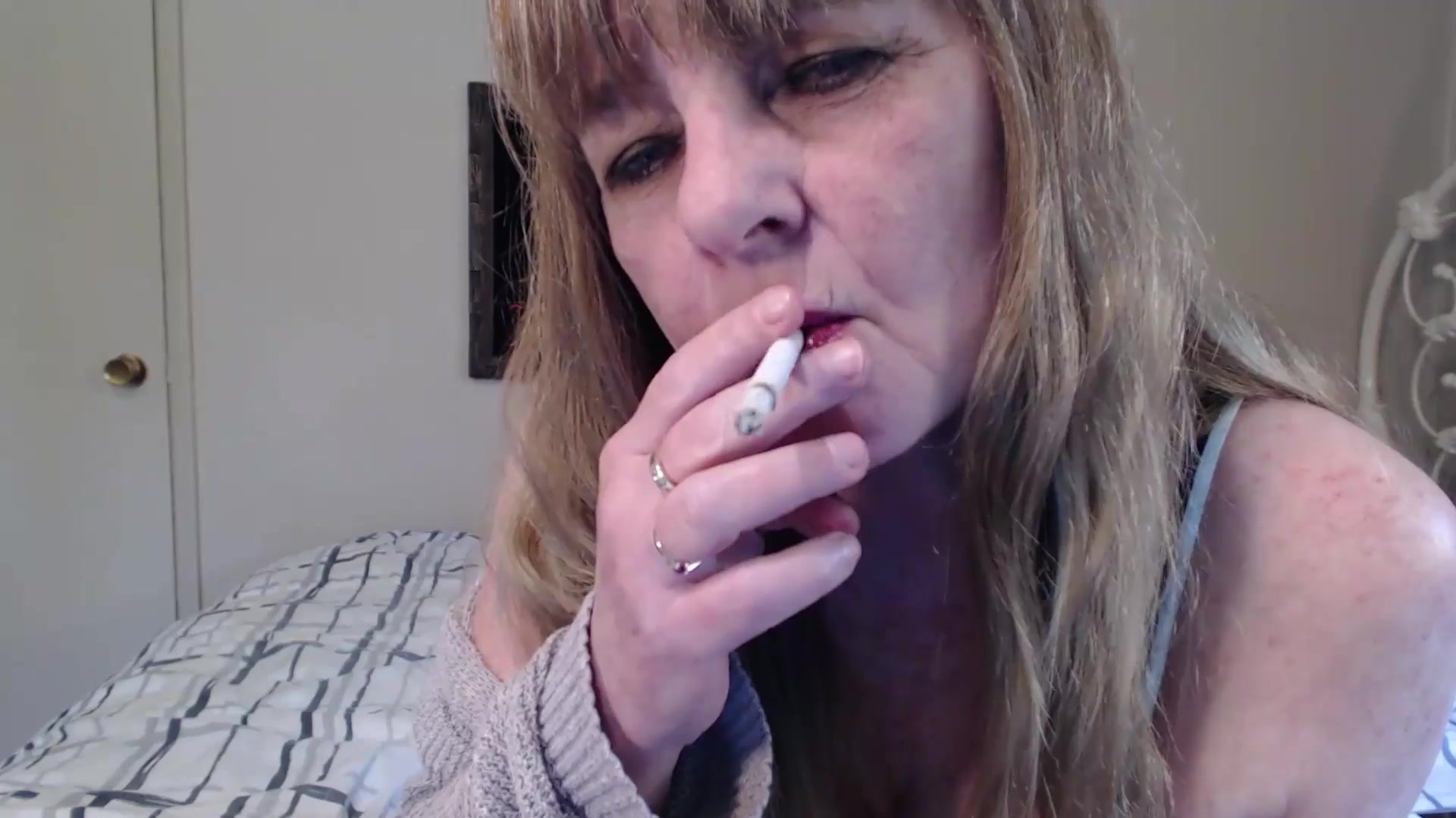 Glossy Lips Smoking - TacAmateurs