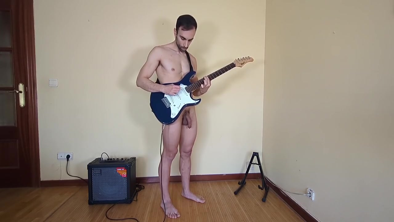 Toco Guitarra Completamente Desnudo