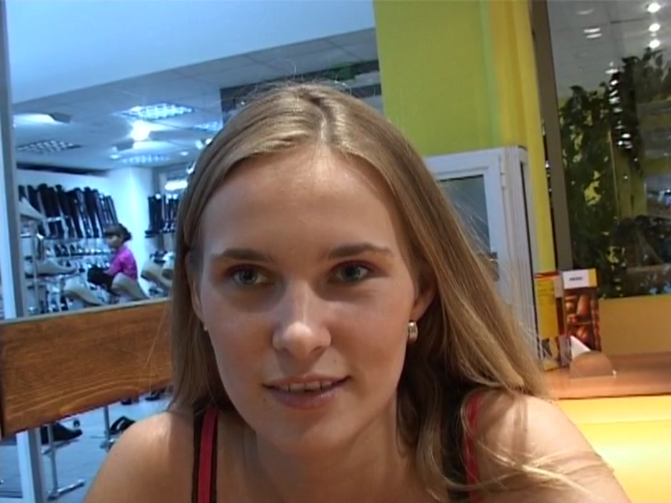 Ester in chick sucks her lover's amateur dick in a car