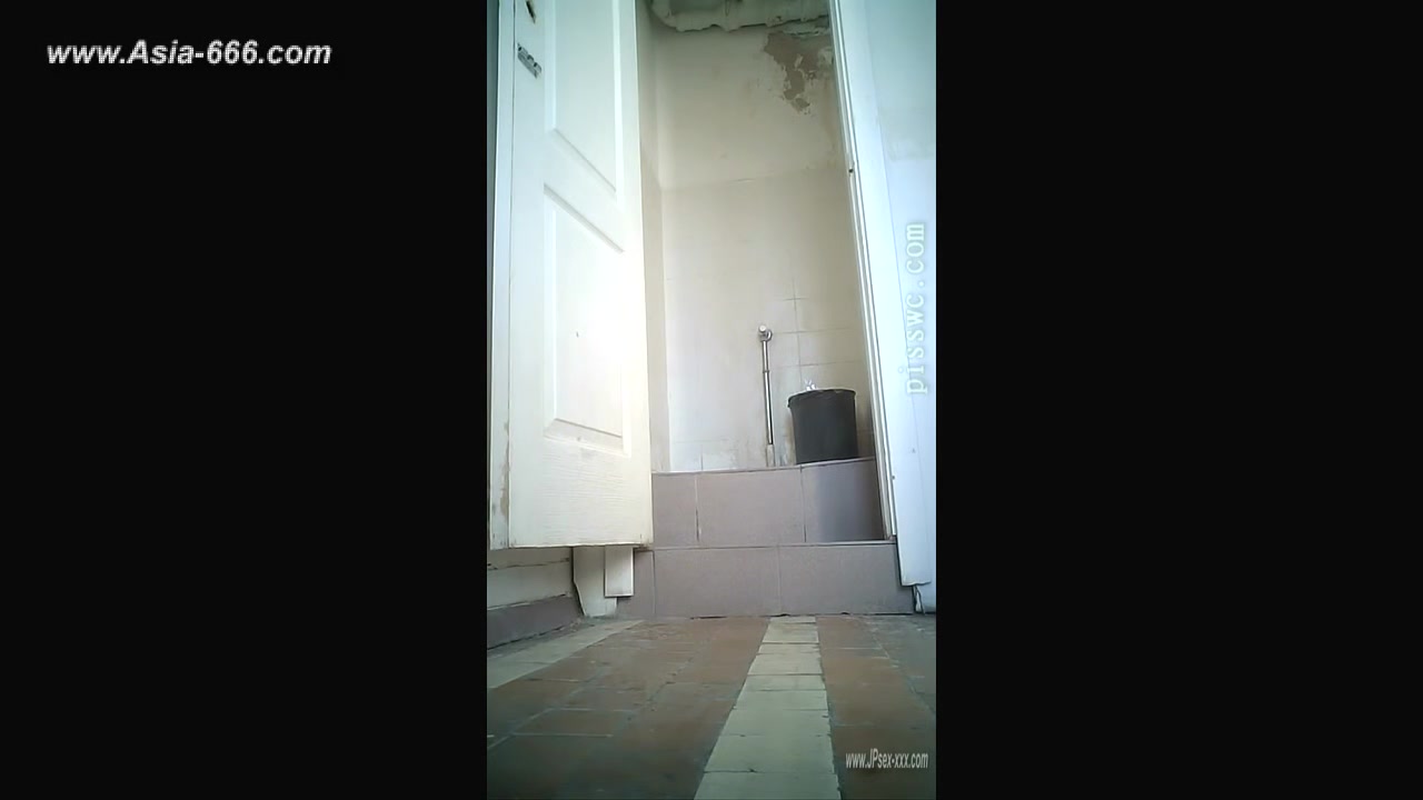 peeping blondes go to toilet.60