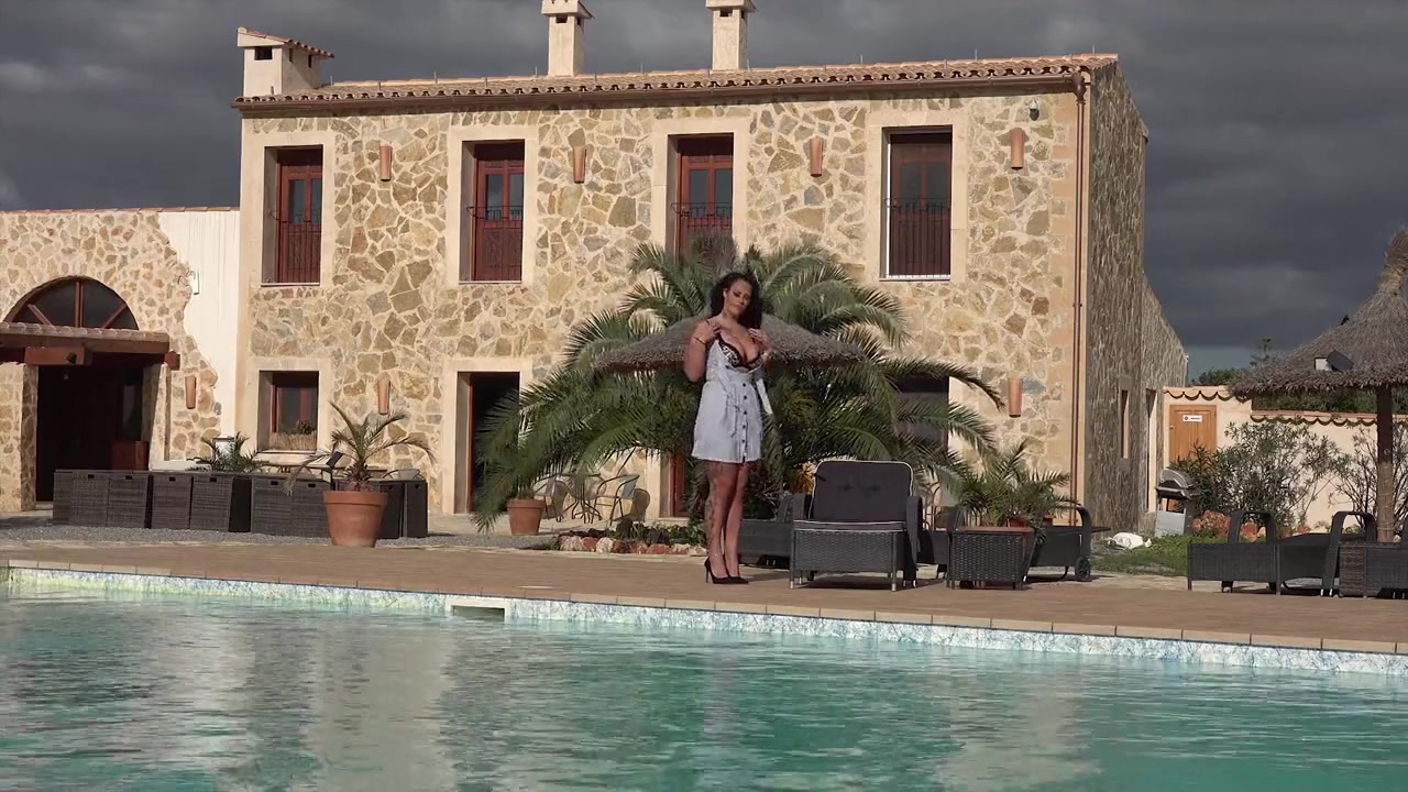 Hot Ilona Lies By The Pool And Rubs Her Pussy And Dildo With Oil - DeutscheOmas