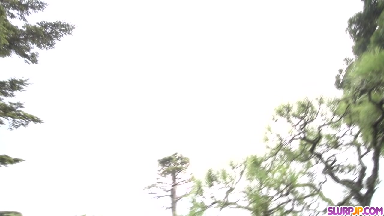 Anna Anjo gives outdoor blowjob to random guy