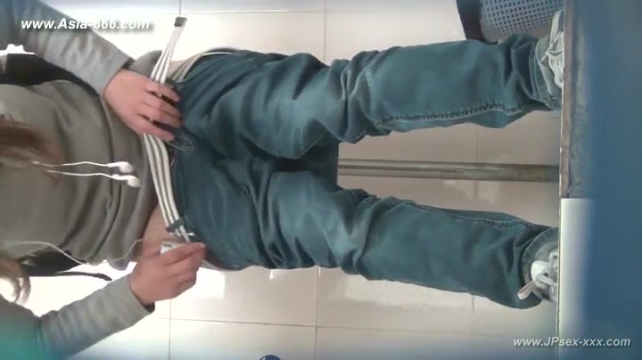 chinese girls go to toilet.125