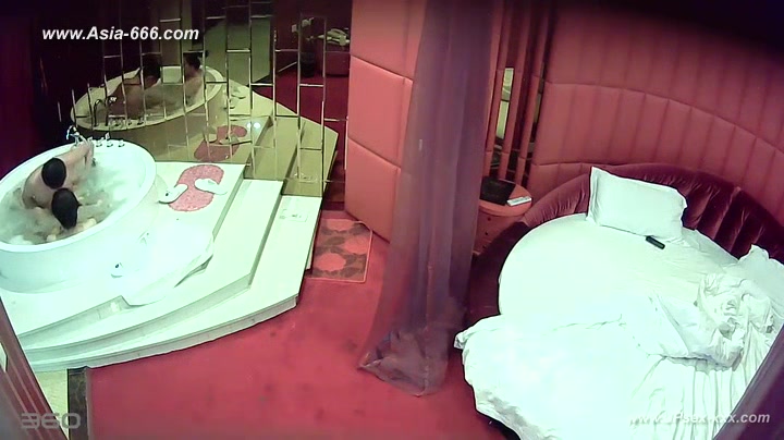 Hackers use the camera to remote monitoring of a lover's home life.218_3