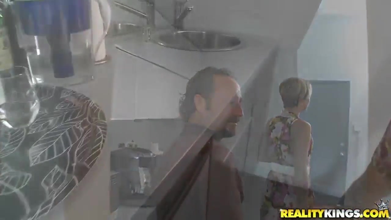 Man tries to seduce hot cougar to have fun