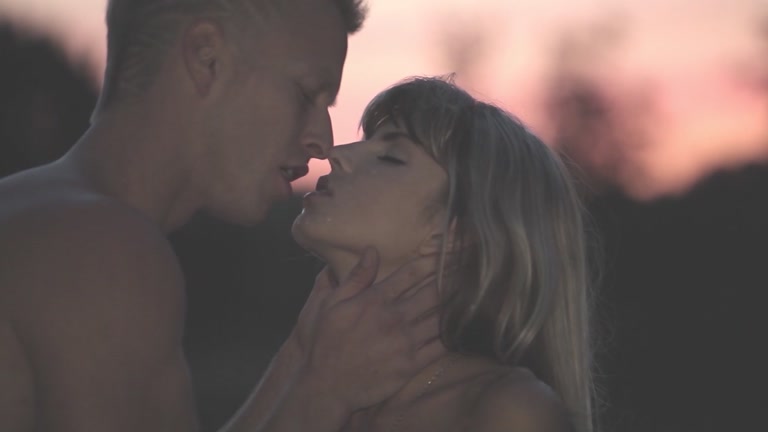 Hot beauty Gina acquires her 1st agonorgasmos beneath the blue sky