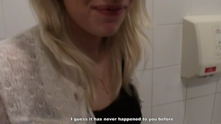 Blond shows hawt body for specie