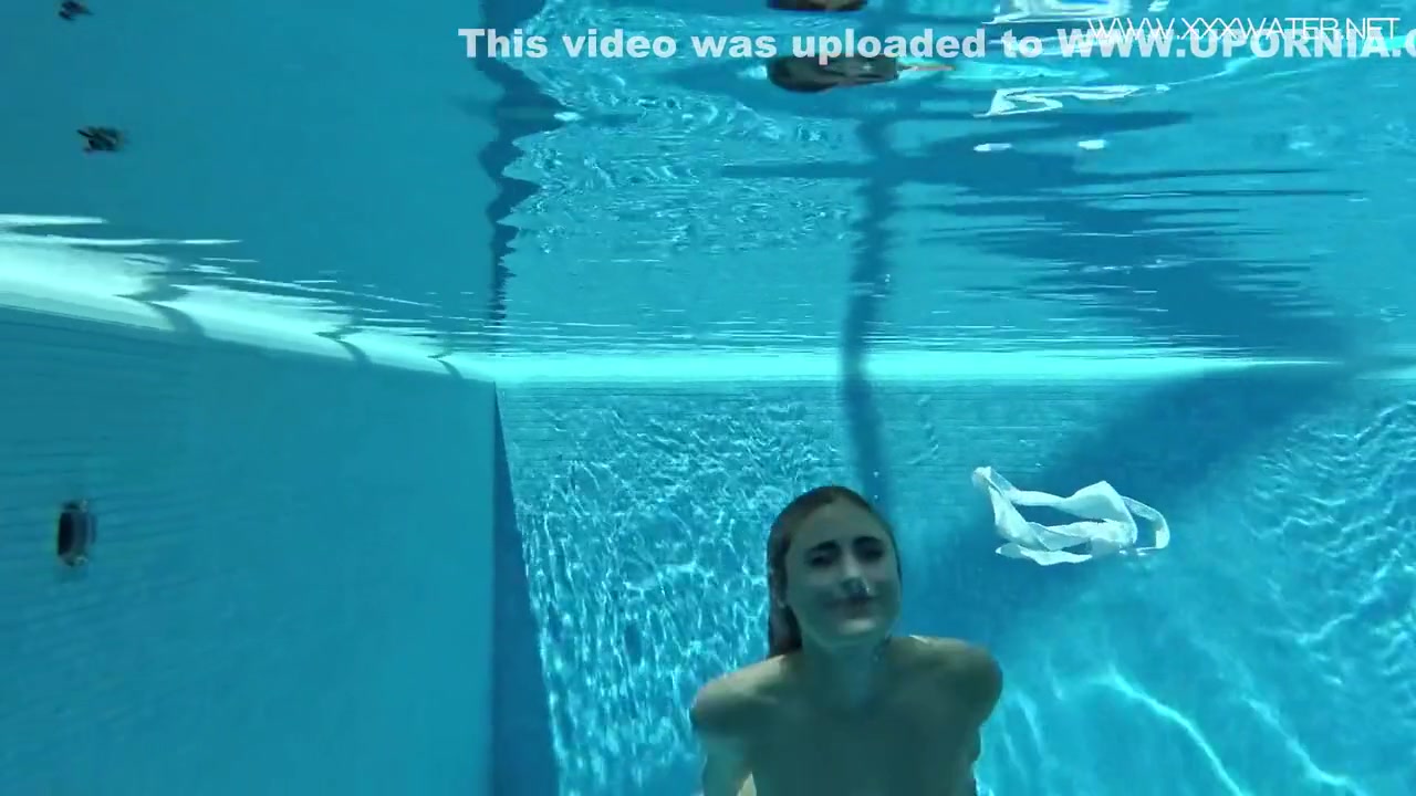 Hot Us Blondie Swims Naked In The Pool - Lindsay Cruz