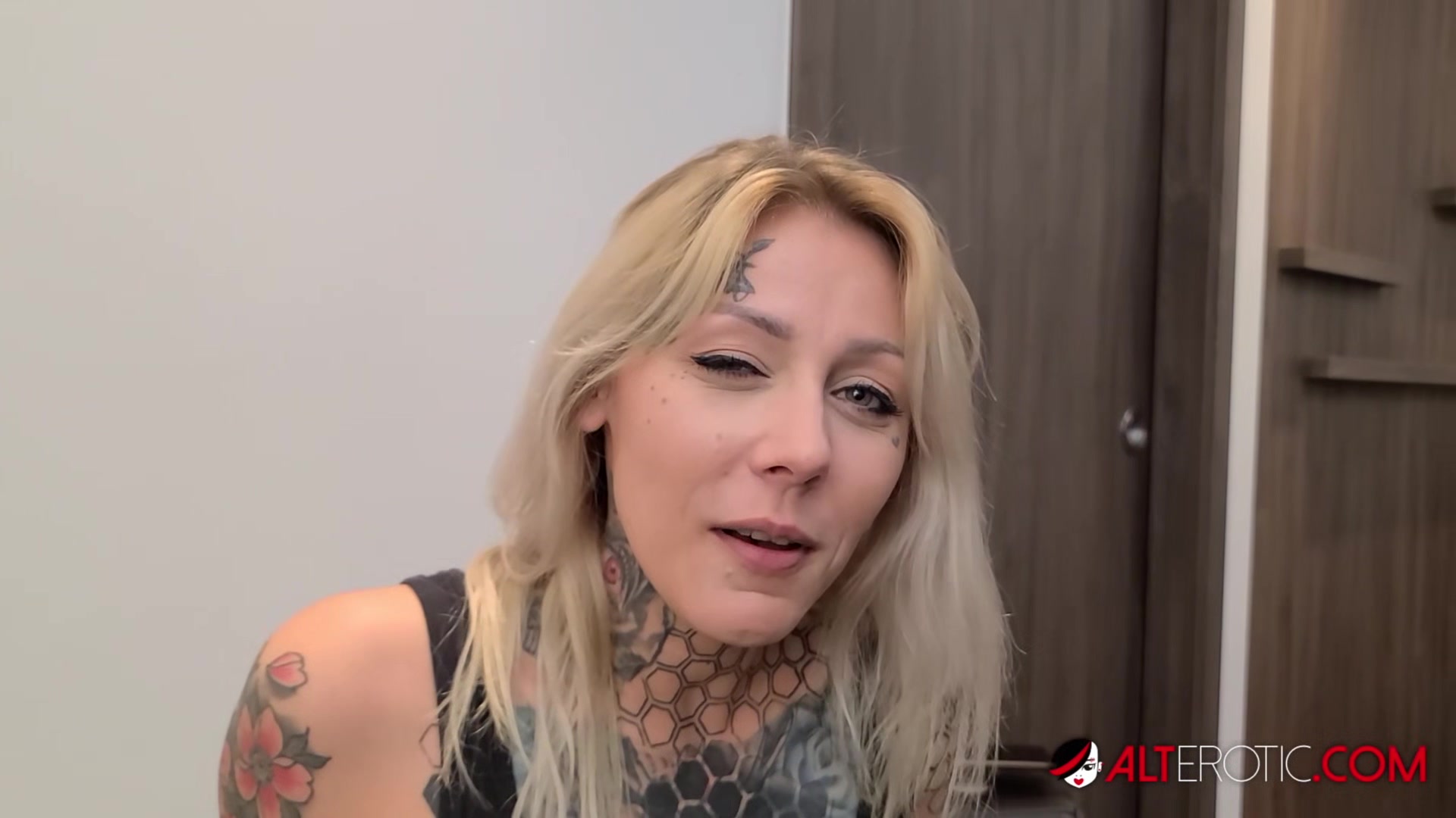 Nayomi Sharp Giving a Blowjob Before Tattooing herself - AltErotic