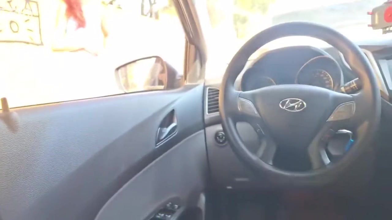 Punheta Arriscada Para Safada Na Rua Que Estava No Ponto De Onibus! - Ator Zegalinha
