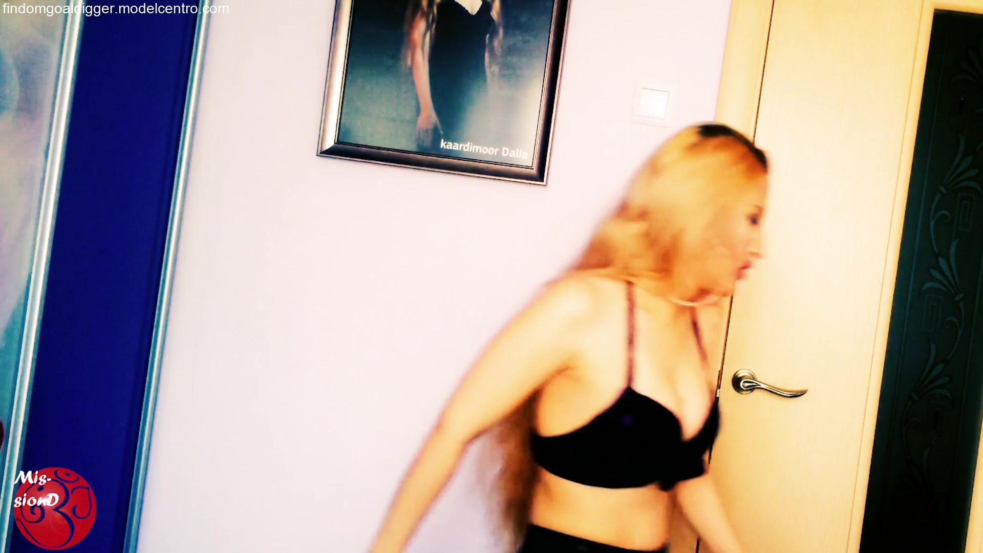 Blowing Bubble Back Stage - Sex Movies Featuring Findom Goaldigger