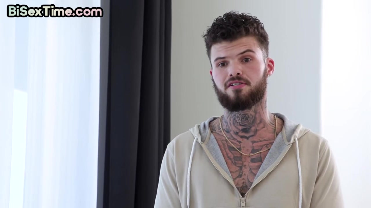 Bisex ass fuckers fill female pussy in threesome fuck