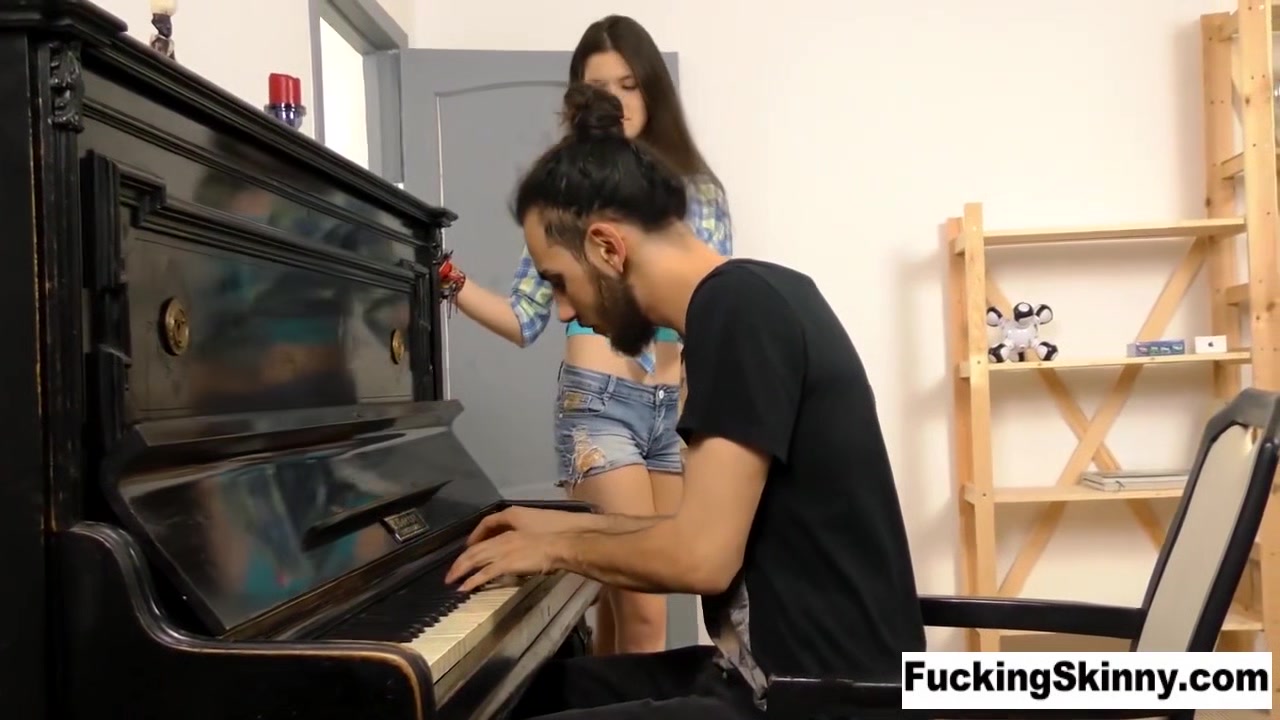 Skinny Babe Learns how to Play - Fuckingskinny