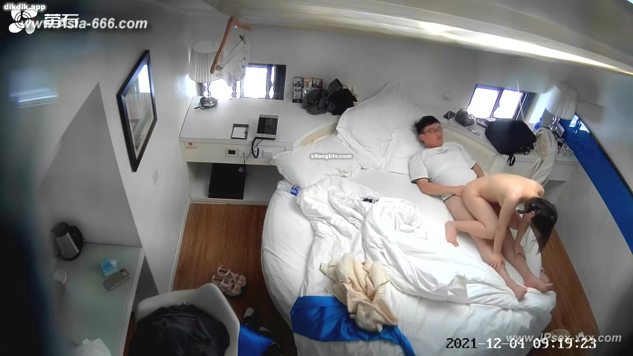Hackers use the camera to remote monitoring of a lover's home life.563