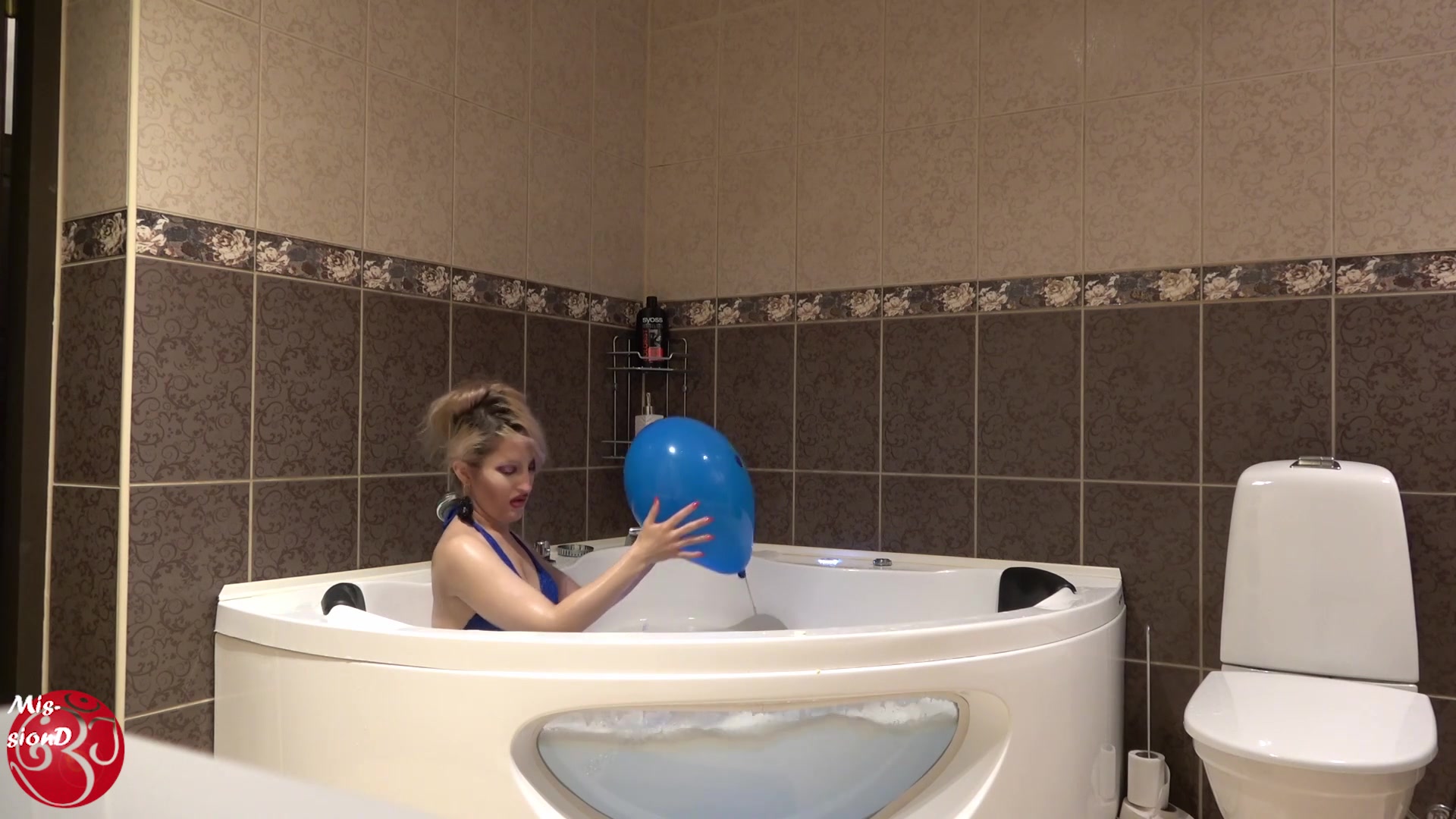 Bathtub With Bubbles And Balloon - Sex Movies Featuring Findom Goaldigger