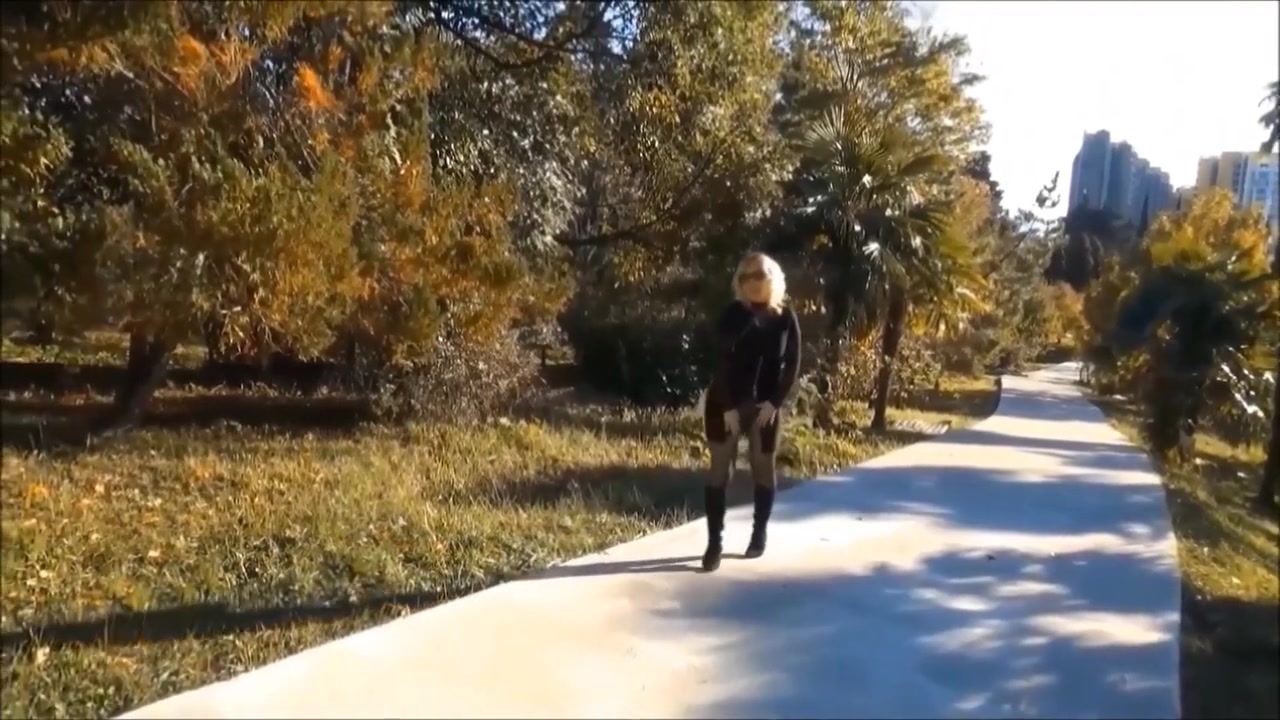 Walkings In Minidresses