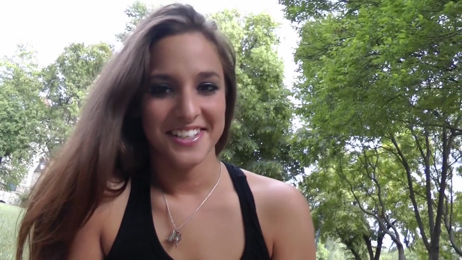 Beautiful gal enjoys wild hardcore sex in nature