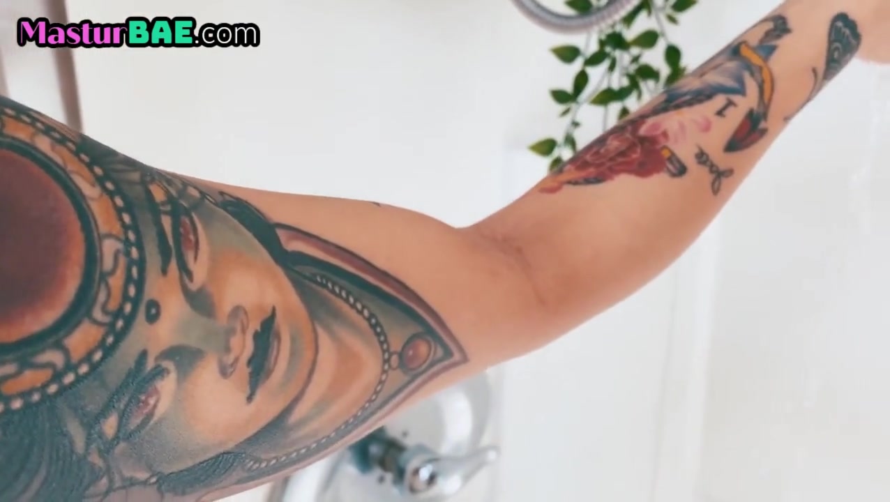 Petite solo babe rubbing her soaking clit in the shower