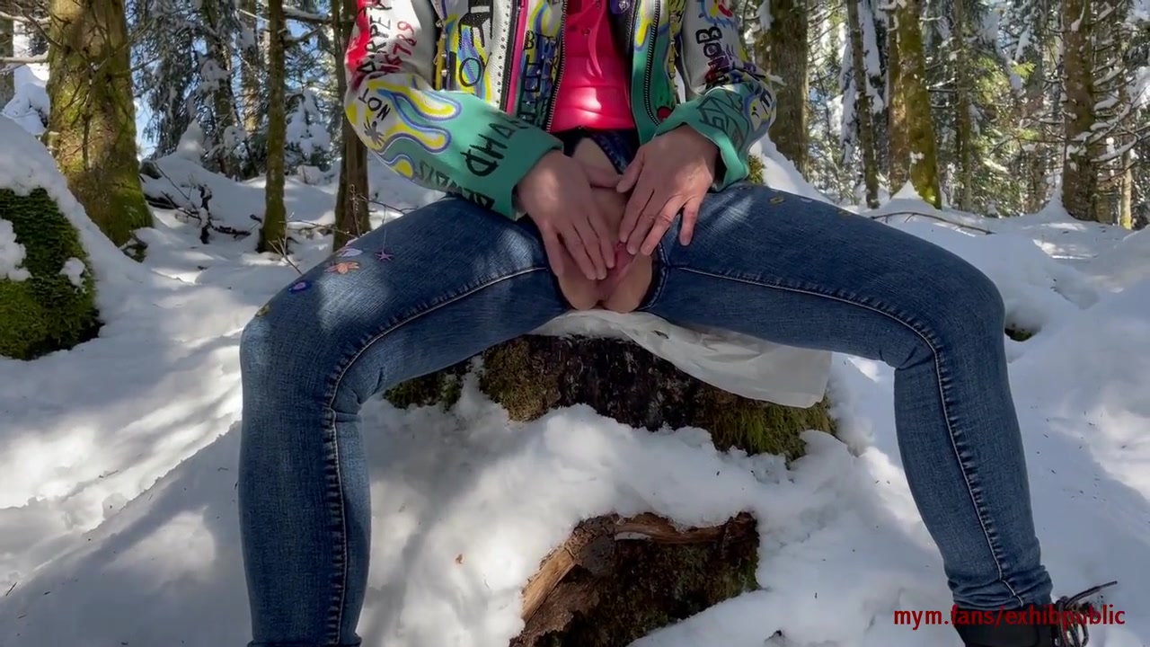 Je Fais Pipi Dans Neige Et Je Me Fais Pisse Sur La Chatte Ensuite