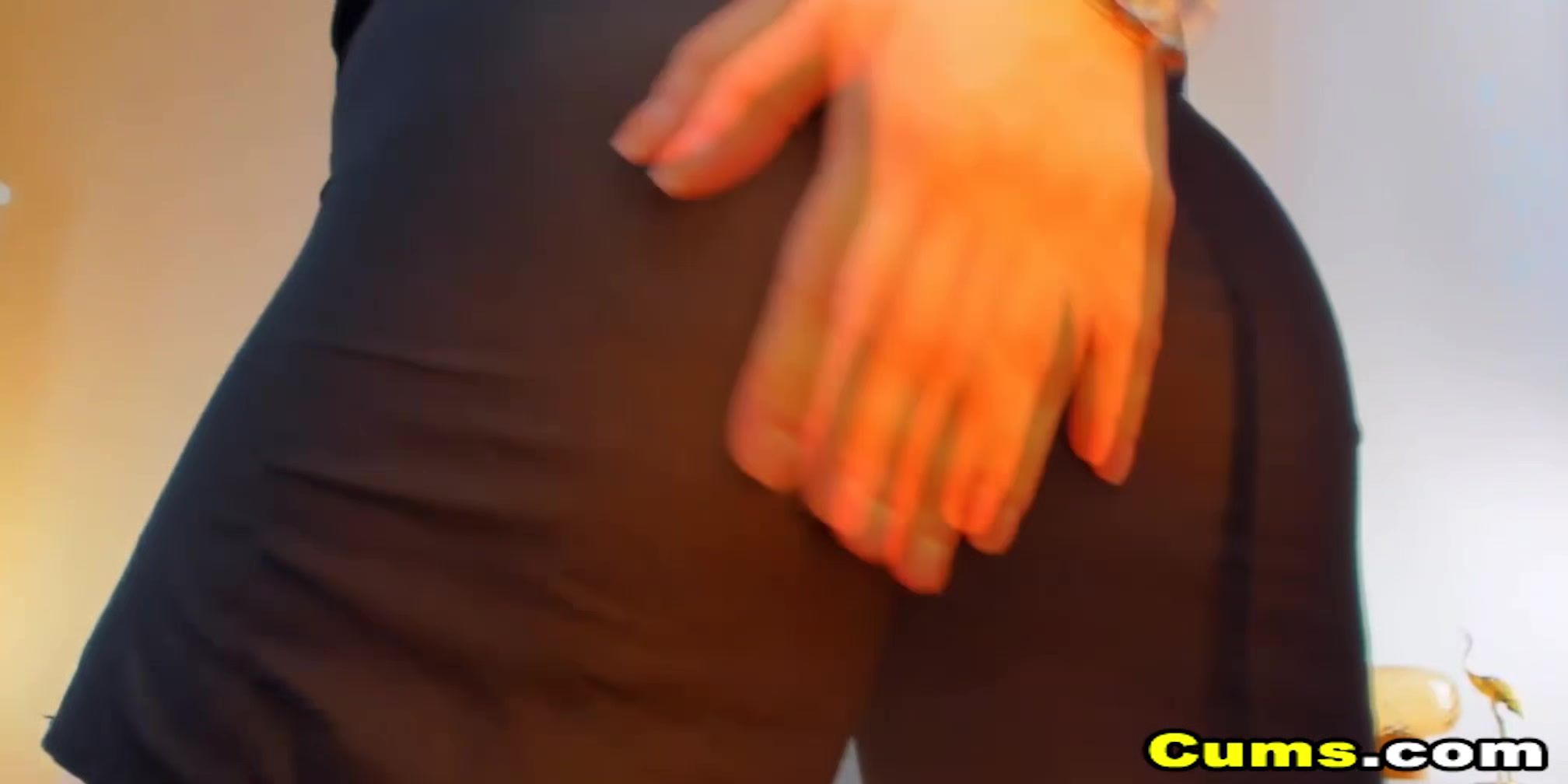 Cute Chick Fucks Her Sweet Pussy