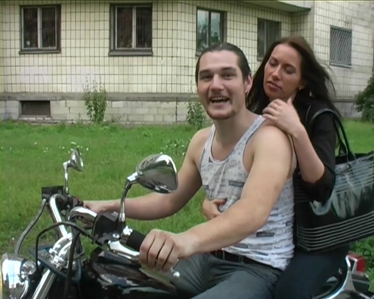 Amateur anal fuck on a bike