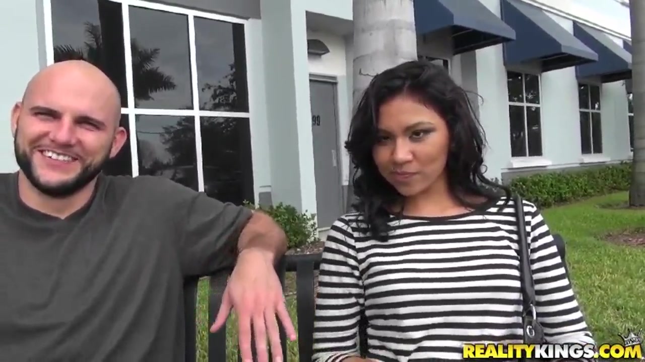 Latina babe Issa Rose is seduced by Jmac