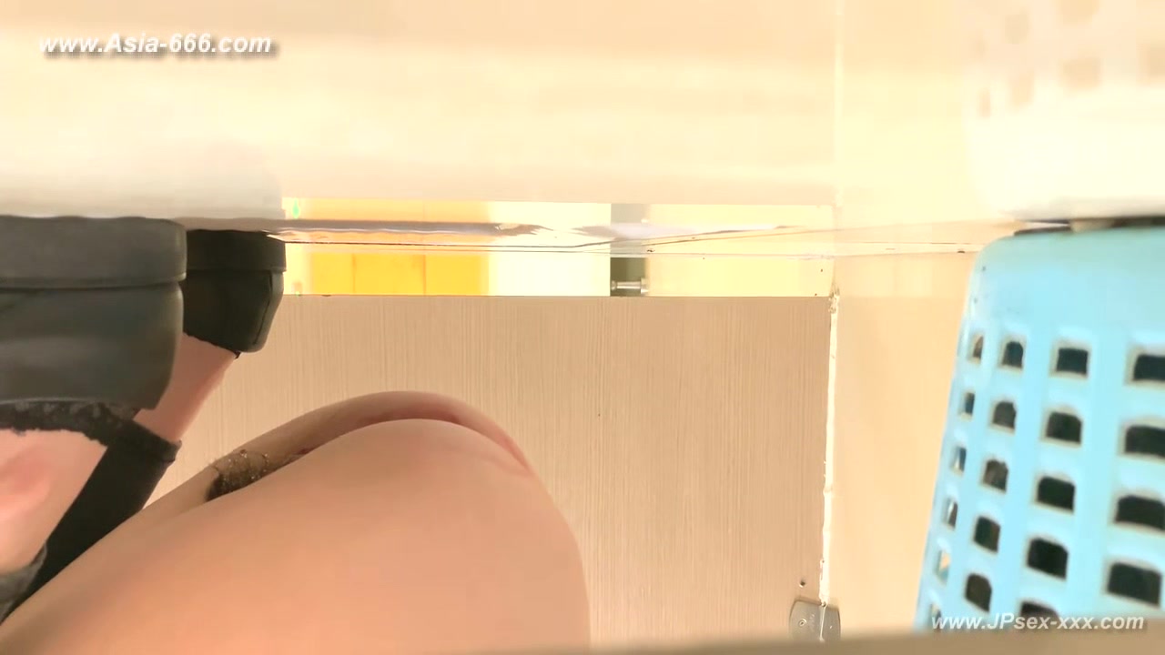 chinese girls go to toilet.***