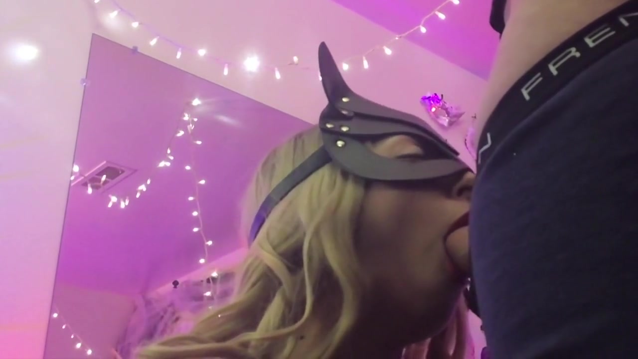 Xkendallrose Wraps Her Lips Around Dick