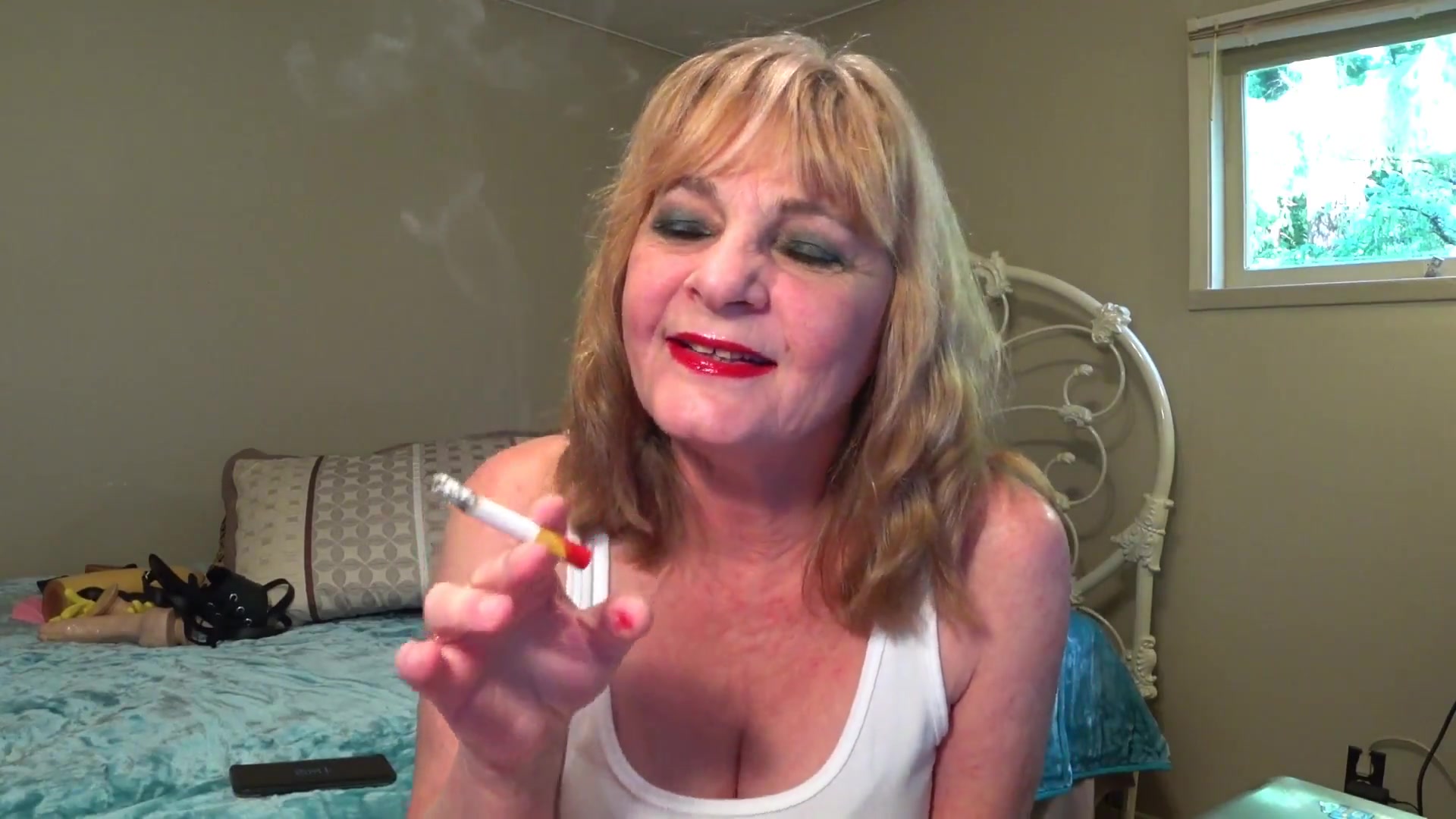 Smoking Shiny Red Lippy - TacAmateurs